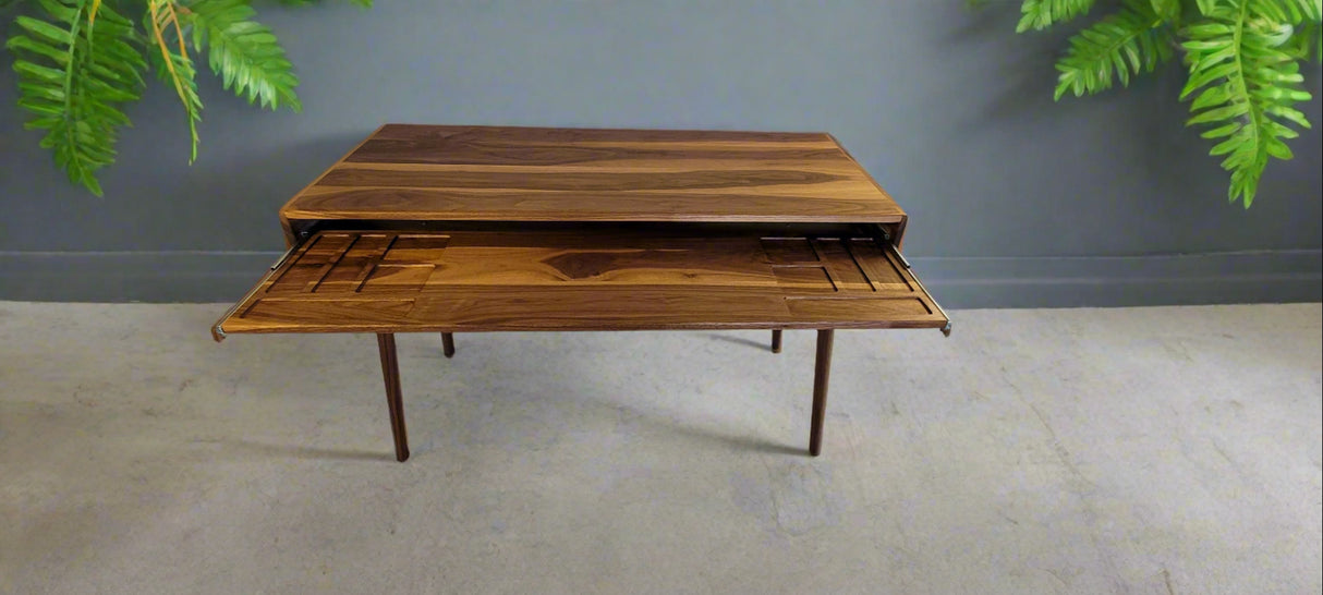 The Roland - Bureau moderne du milieu du siècle en noyer noir avec étagère à clavier sculptée