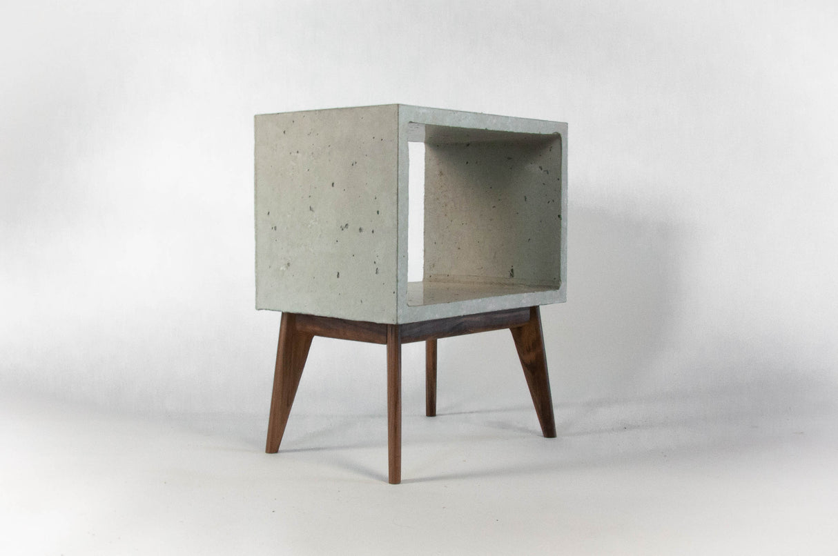 Table d'appoint en béton et pieds en bois du milieu du siècle