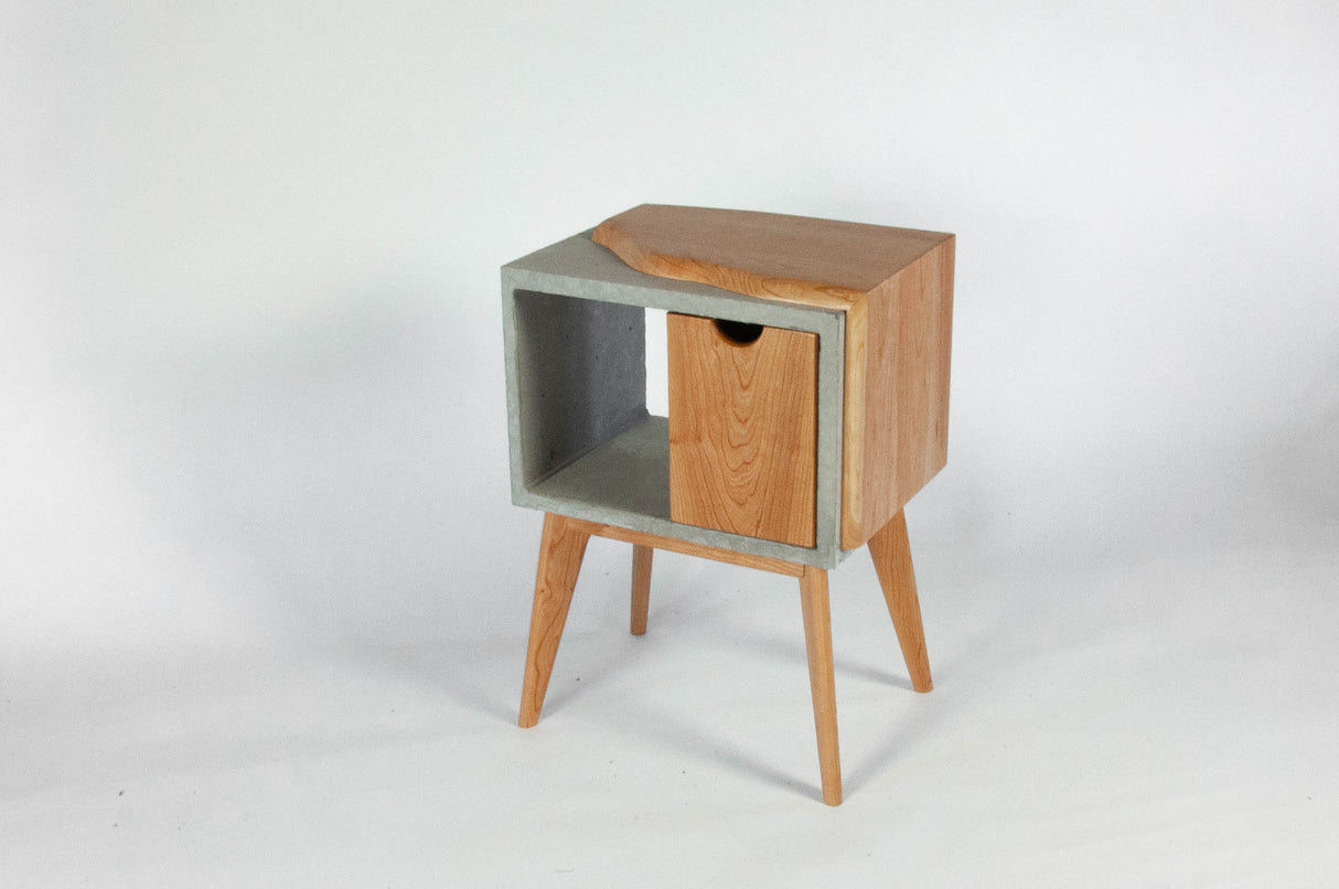 Table d'appoint de lit mi-siècle en béton et bois de cerisier Live Edge avec tiroir