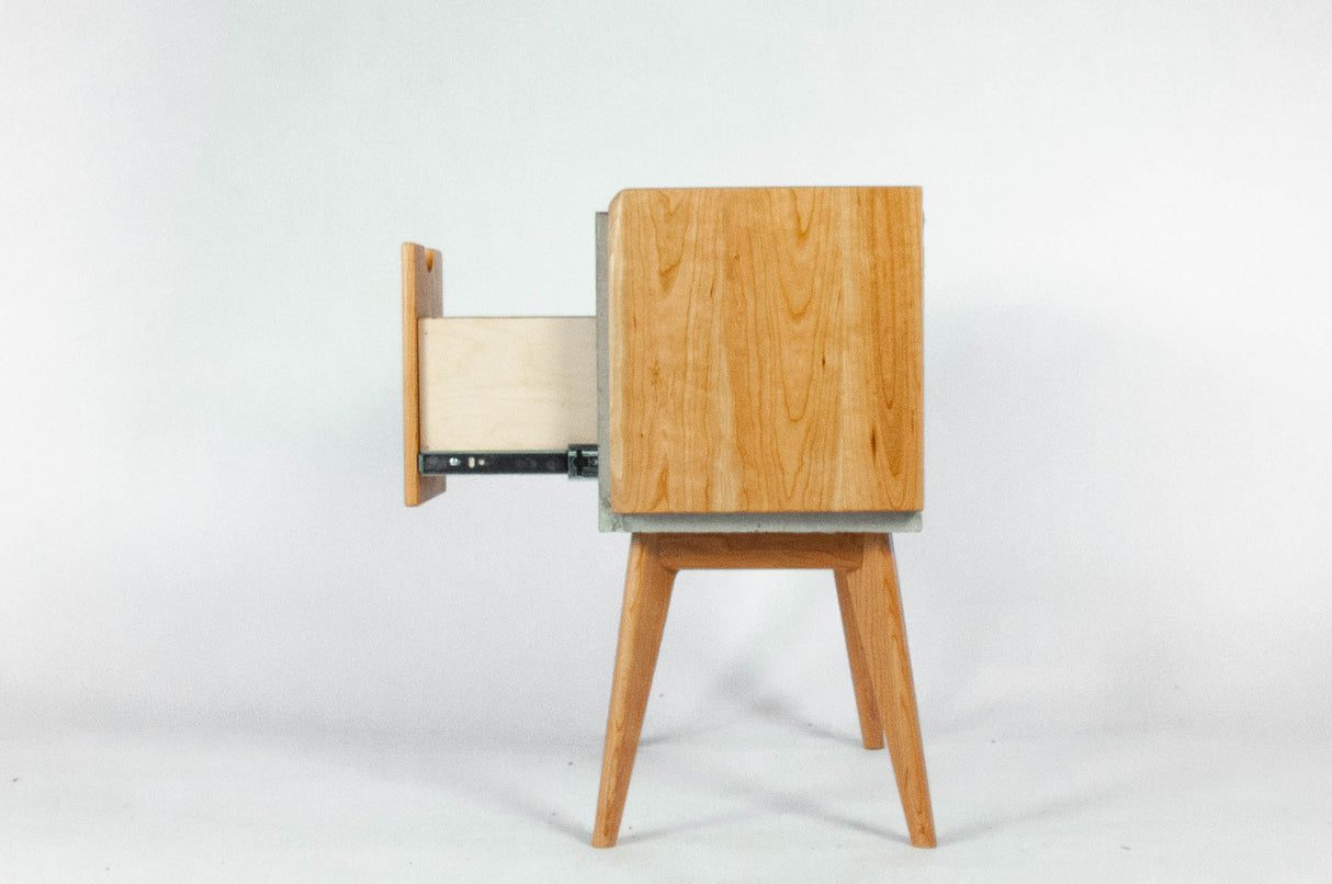 Table d'appoint de lit mi-siècle en béton et bois de cerisier Live Edge avec tiroir