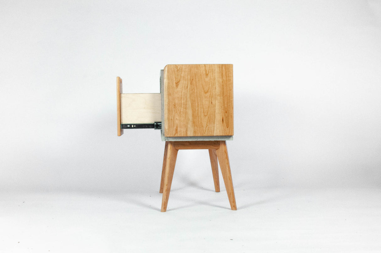 Table d'appoint de lit mi-siècle en béton et bois de cerisier Live Edge avec tiroir