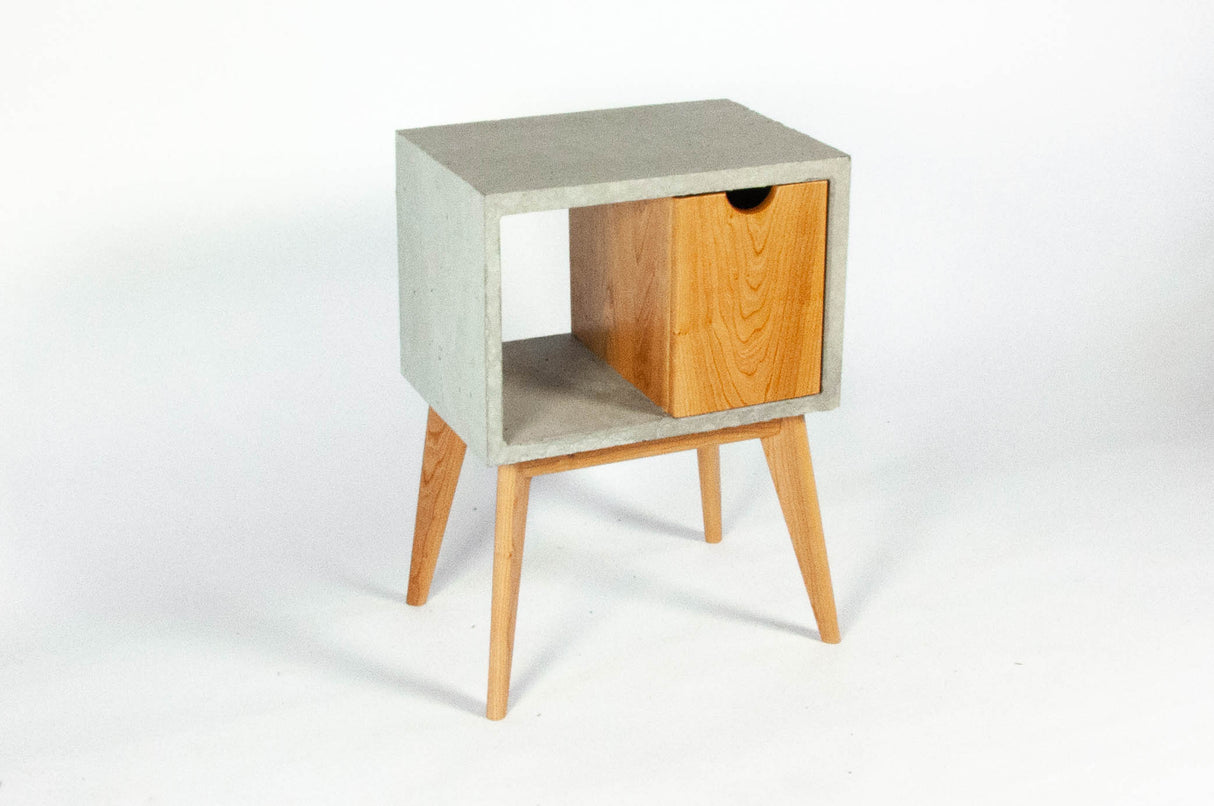 Half'n Half - Table de nuit milieu de siècle avec tiroir en béton et cerisier