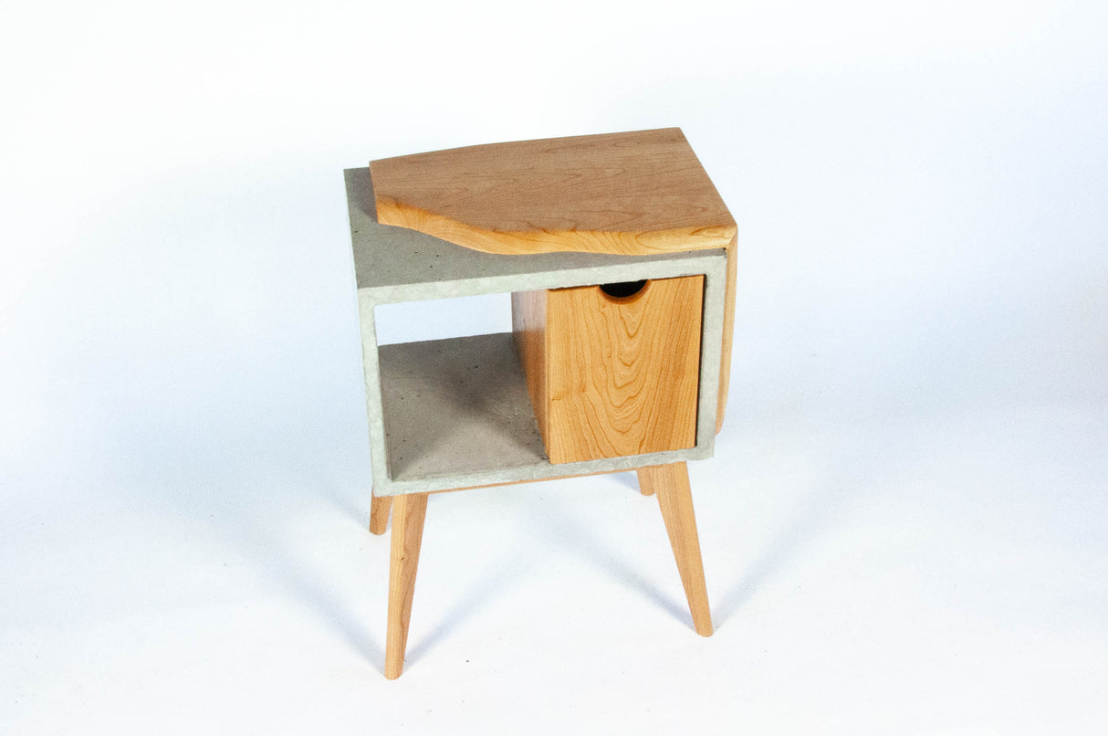 Table d'appoint de lit mi-siècle en béton et bois de cerisier Live Edge avec tiroir