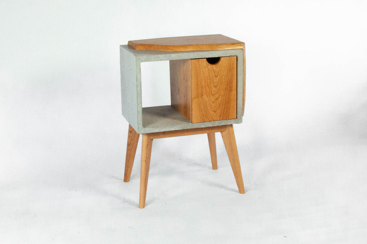 Table d'appoint de lit mi-siècle en béton et bois de cerisier Live Edge avec tiroir