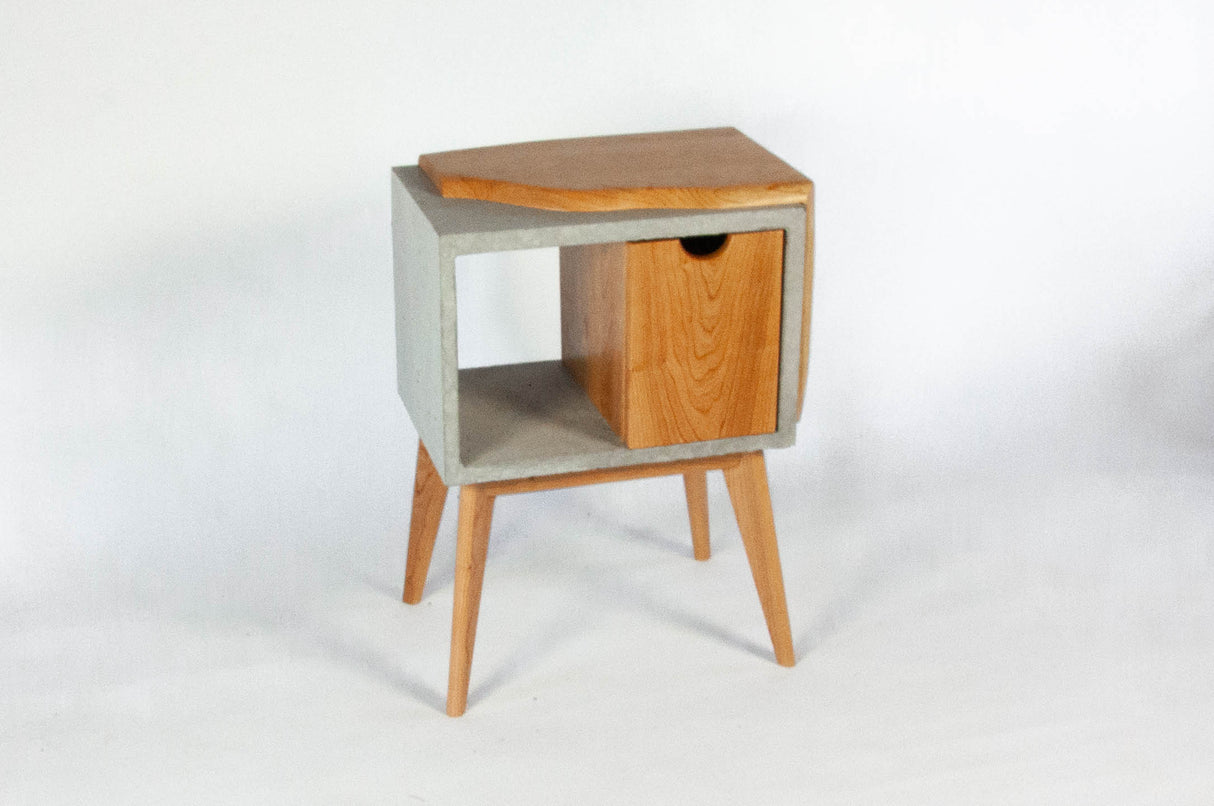 Table d'appoint de lit mi-siècle en béton et bois de cerisier Live Edge avec tiroir
