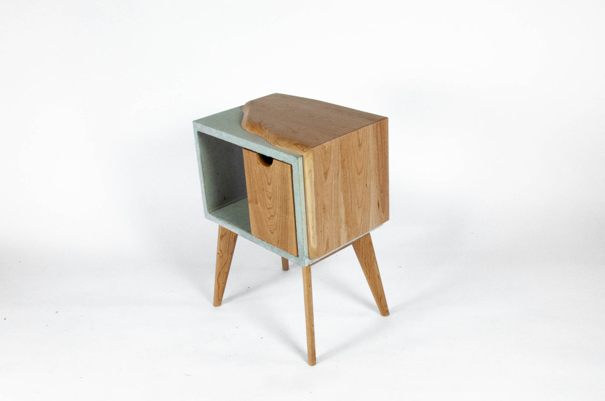 Table d'appoint de lit mi-siècle en béton et bois de cerisier Live Edge avec tiroir