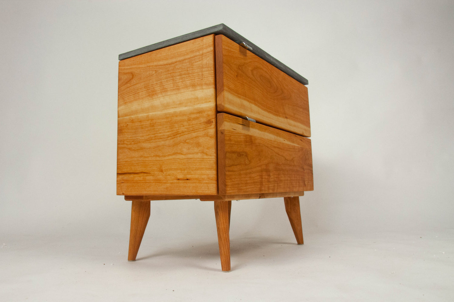 Marissa - Table de nuit à deux tiroirs en bois d'érable et plateau en béton