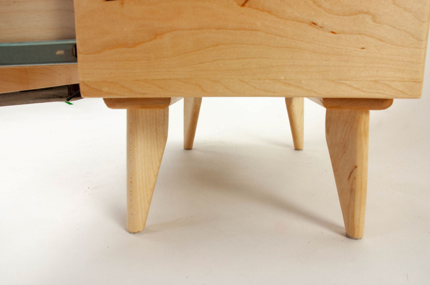 Marissa - Table de nuit à deux tiroirs en bois d'érable et plateau en béton