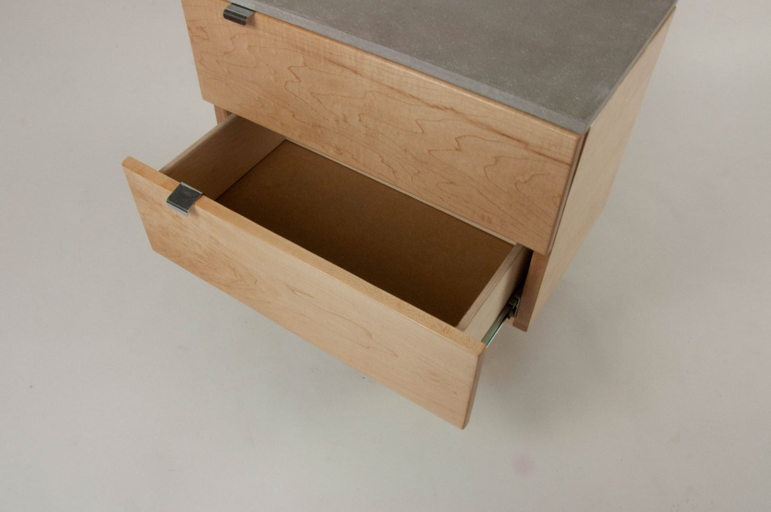 Marissa - Table de nuit à deux tiroirs en bois d'érable et plateau en béton