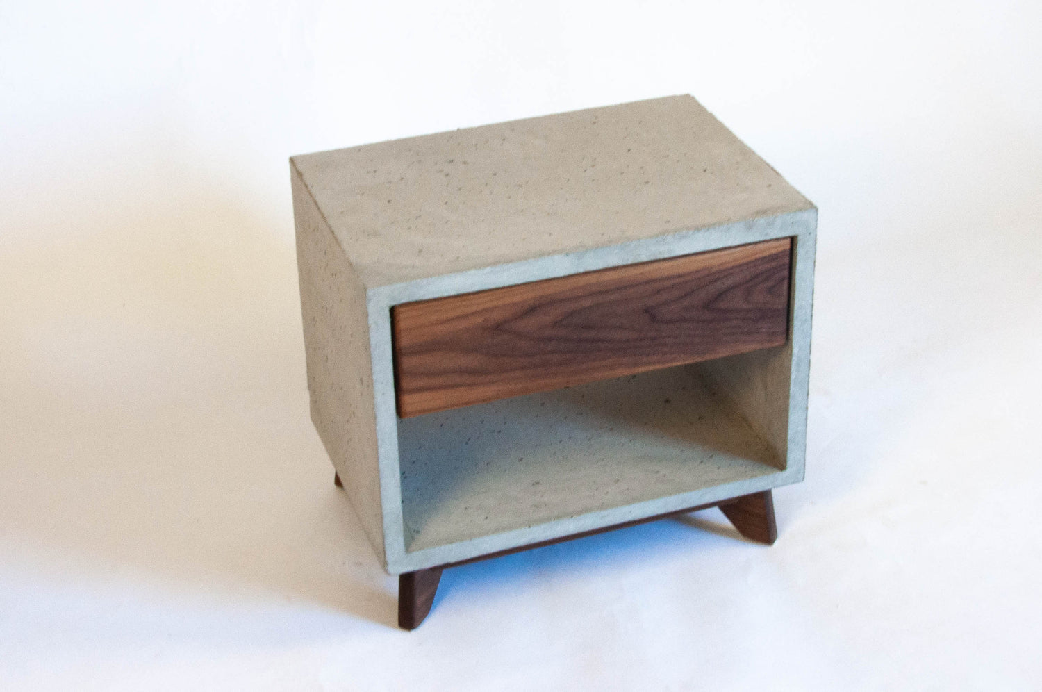 Straight Dwarf – Cube en béton et table de nuit à tiroir en noyer à bords droits massifs