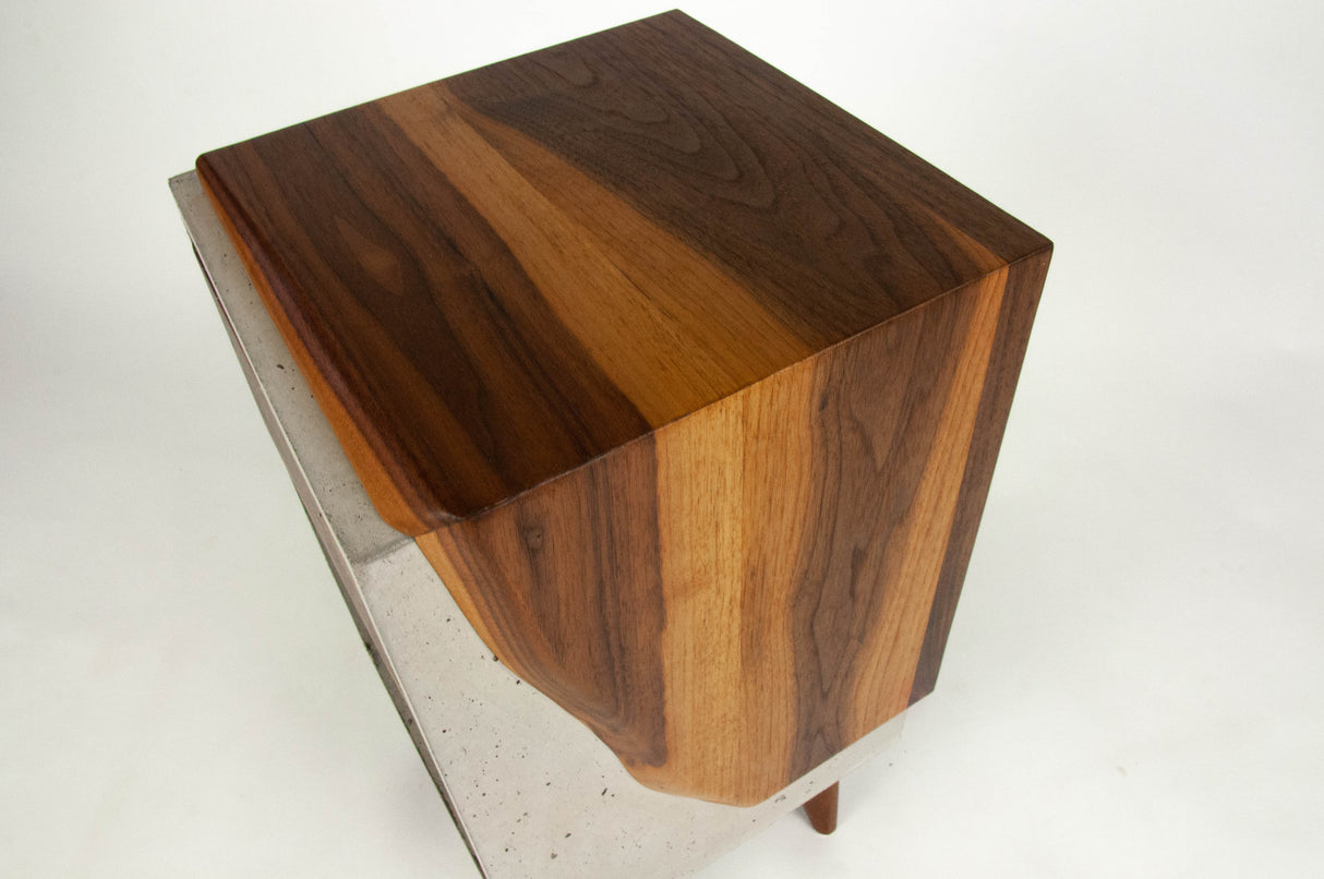 Classic Edge Light - Boîte en béton et dessus en bois Live Edge / Table de nuit à tiroir latéral