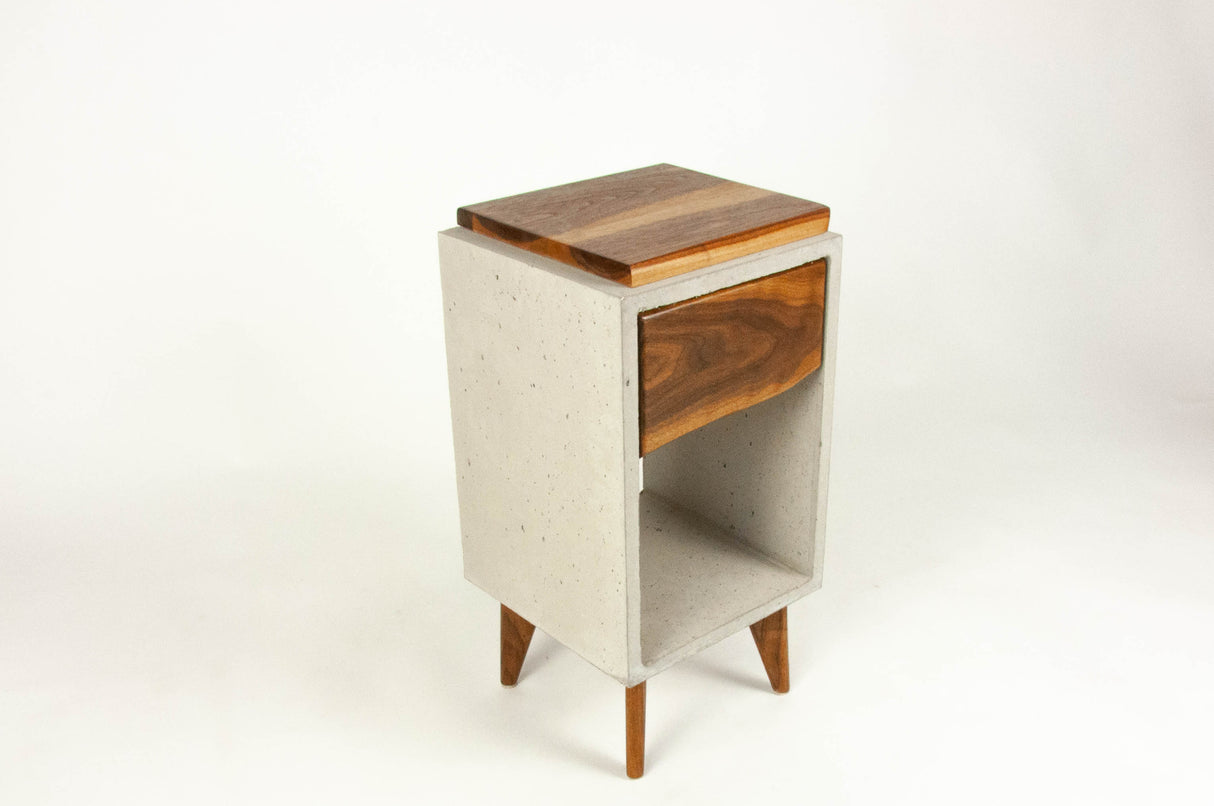 Classic Edge Light - Boîte en béton et dessus en bois Live Edge / Table de nuit à tiroir latéral