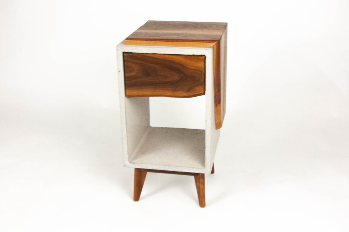 Classic Edge Light - Boîte en béton et dessus en bois Live Edge / Table de nuit à tiroir latéral