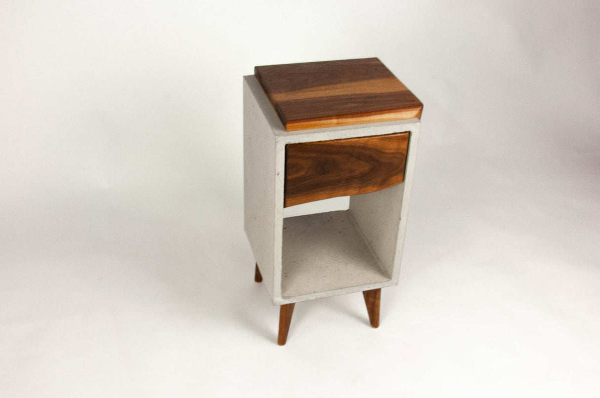 Classic Edge Light - Boîte en béton et dessus en bois Live Edge / Table de nuit à tiroir latéral