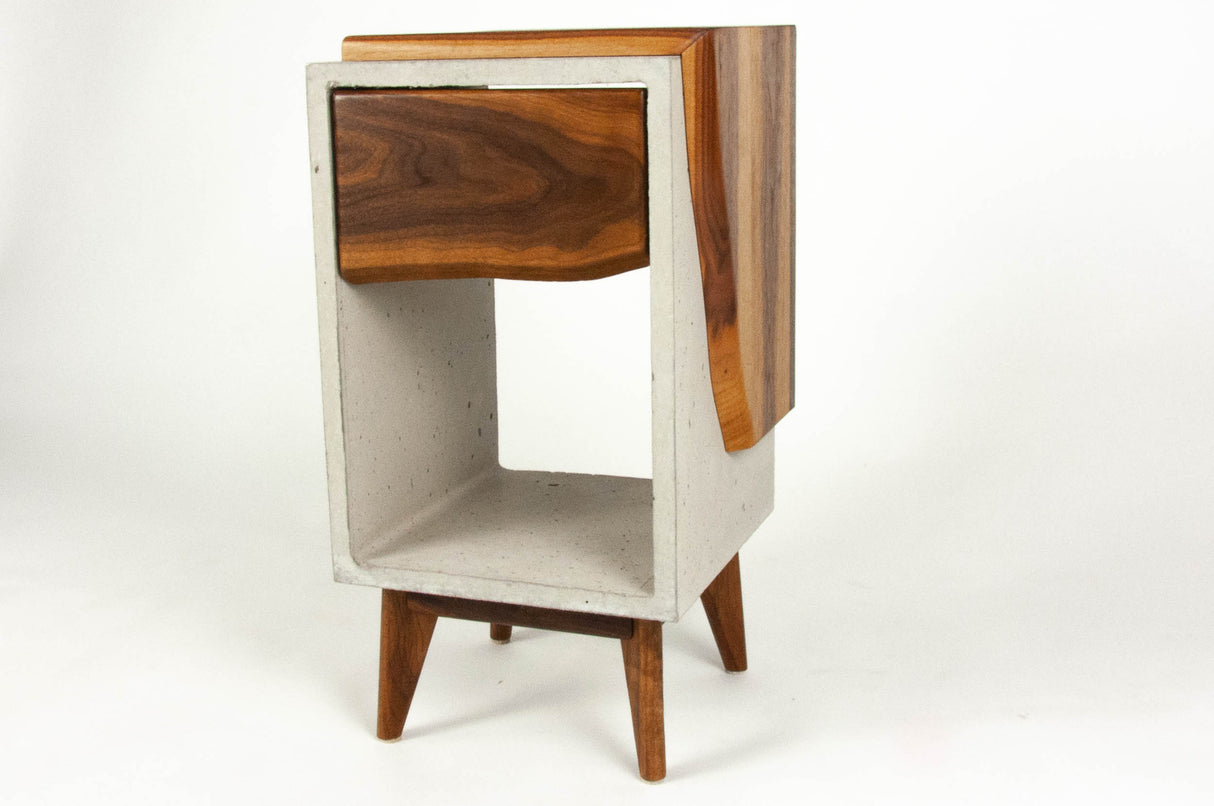 Classic Edge Light - Boîte en béton et dessus en bois Live Edge / Table de nuit à tiroir latéral