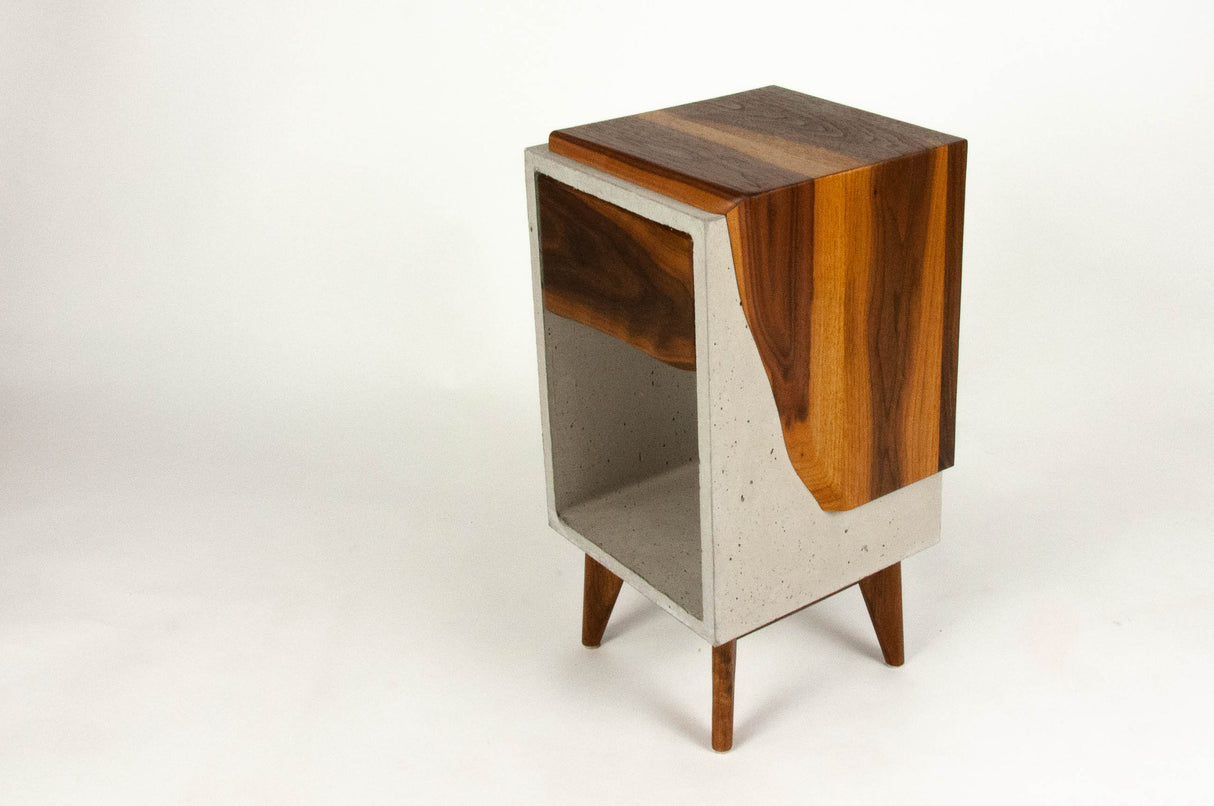 Classic Edge Light - Boîte en béton et dessus en bois Live Edge / Table de nuit à tiroir latéral