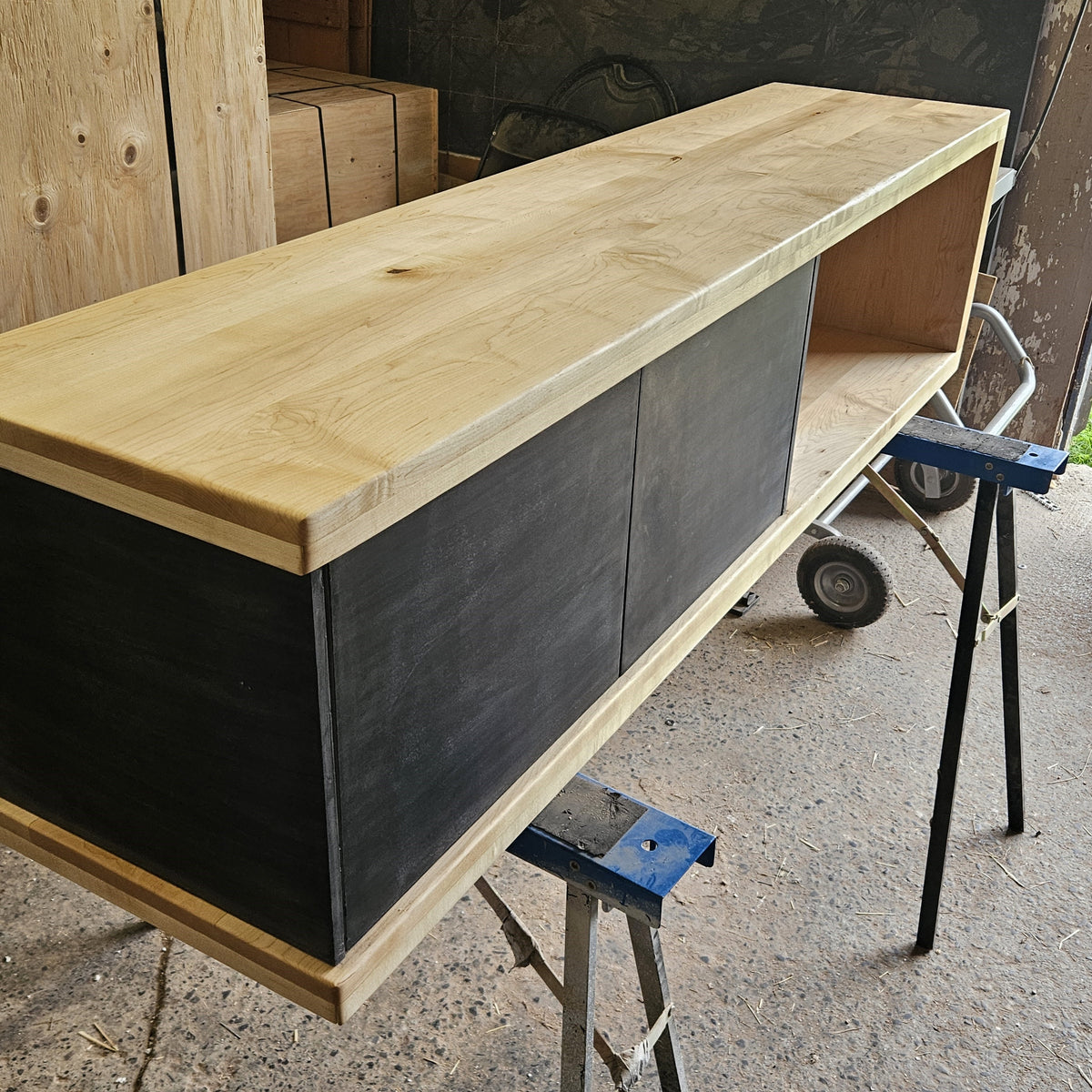 Projet personnalisé - table basse en bois d'érable et gris foncé ...