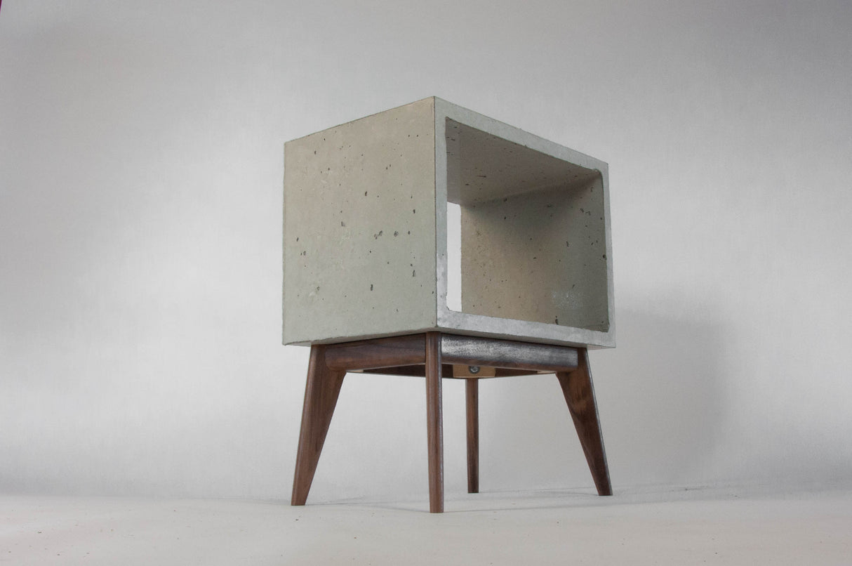 Table d'appoint en béton et pieds en bois du milieu du siècle